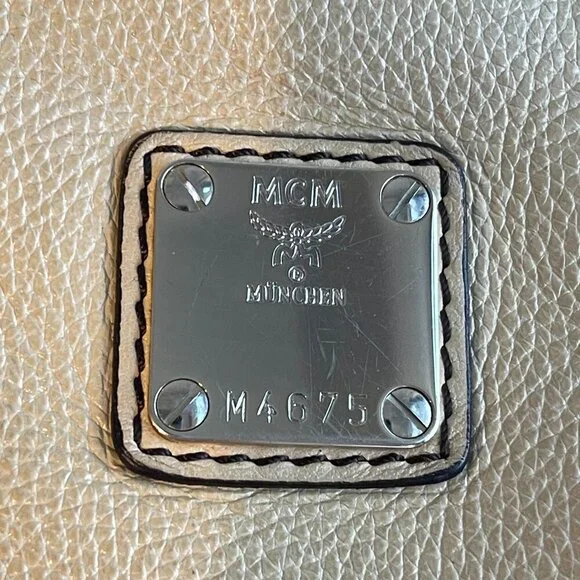 MCM Ivory Leather Shoulder Bag - Preowned - Picture 10 of 16